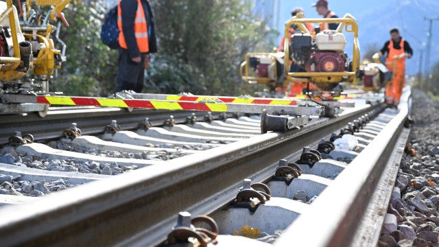 Train accident near Garmisch-Partenkirchen: Sleepers are being replaced everywhere in Germany.  Here the railroad conversion train is on the move on the train route near Garmisch-Partenkirchen.