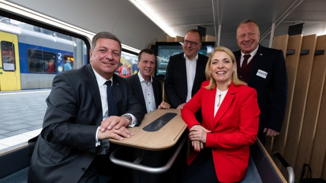 Rail transport: Bavaria's Transport Minister Christian Bernreiter (front left) and DB regional board member Evelyn Palla (front right) met on Friday for the political premiere of the "train of ideas" Direction Mühldorf in its "regular table"zone found.