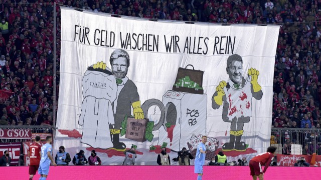 Football: Fans in Munich's south curve, where many of the organized supporters are standing, have been persistently protesting the Qatar Airways sponsorship.  The poster shows Oliver Kahn (left), former CEO of FC Bayern, and Herbert Hainer, current president of the club.
