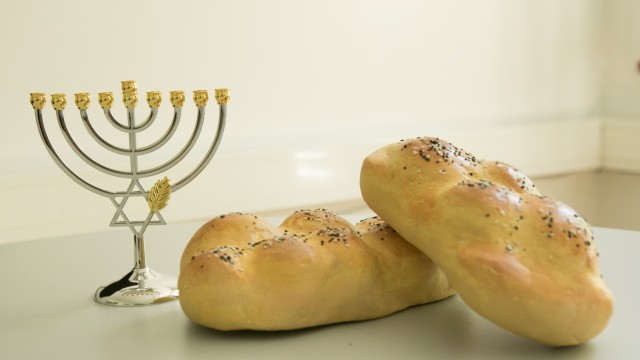 Enlightenment against anti-Semitism: Challah bread and the seven-armed candelabrum are an integral part of Jewish life.
