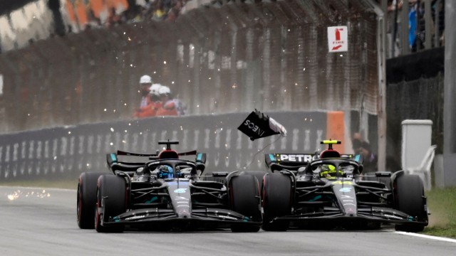 Formula 1: That could have been a real problem: George Russell (left) and Lewis Hamilton collided with their Mercedes in qualifying.