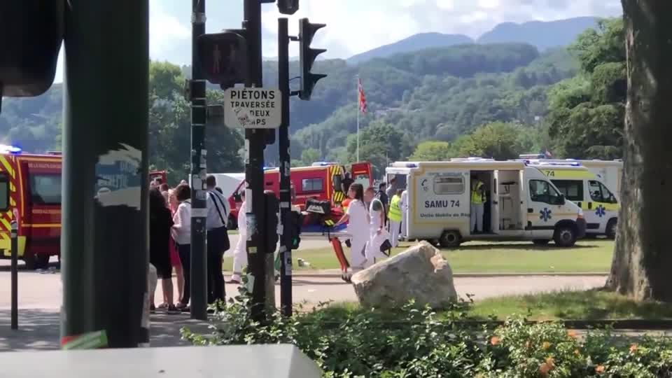 Lac d'Annecy in France: knife attack on children: eyewitness video shows disturbing images - man stands in the way of the perpetrator