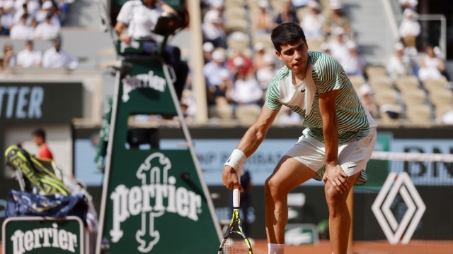 Alexander Zverev fails in Paris: full body cramp: Carlos Alcaraz supports himself at the beginning of the third set - from that moment he was no longer an opponent for Novak Djokovic.