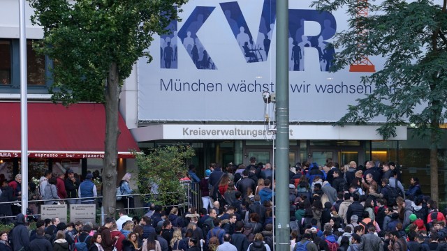 Top official: A picture from the past few days: Long queues formed in front of the Munich district administration department on Ruppertstrasse.
