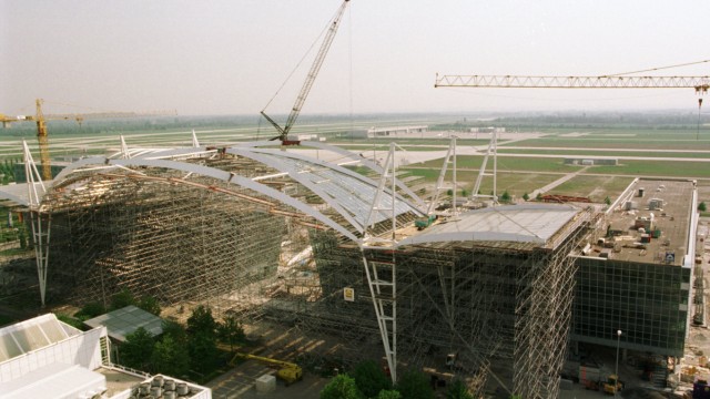 Airport Terminal 2: At the topping-out ceremony in 1998, the new Munich Airport Center (MAC) at Munich Airport was still almost completely scaffolded.