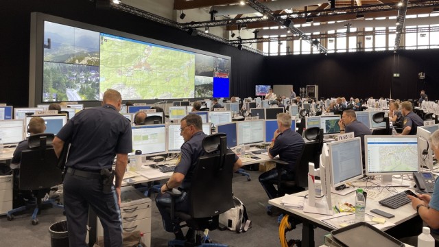 Satisfaction in Garmisch-Partenkirchen: The police set up their operations center for the G-7 summit in the ice sports center in Garmisch-Partenkirchen.  The market town has taken quite a bit of rent for this and for all sorts of other properties.