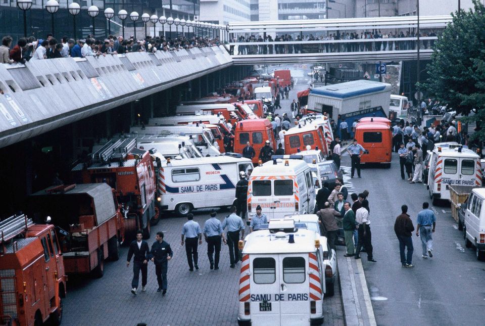 After the train accident in Paris, rescue workers are standing in front of the Gare de Lyon Paris