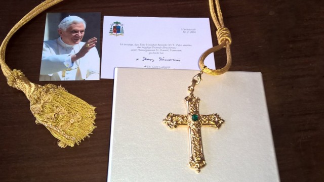 Catholic Church: The pectoral cross of the late Pope Benedict XVI stolen on Monday  Until then it hung on its golden cord in a showcase in St. Oswald on the Traunstein town square.