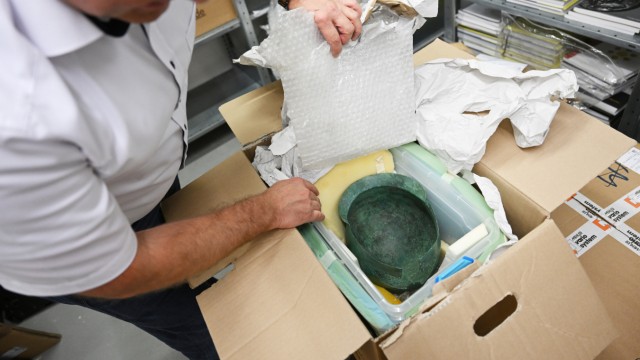 Cultural property protection law: The Corinthian bronze helmet, probably illegally excavated in southern Italy, which a man had illegally brought to Bavaria.