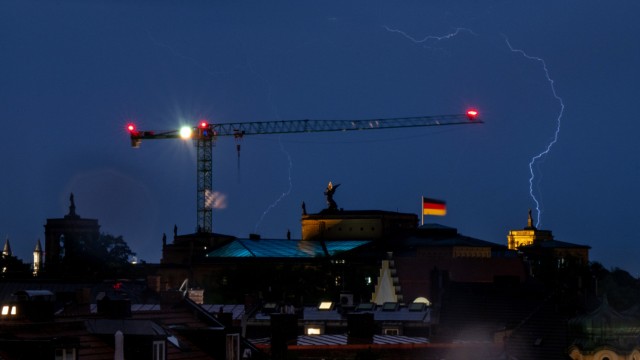 Storm and thunderstorm in Munich: Lightning could also be seen above the Bavarian state parliament.