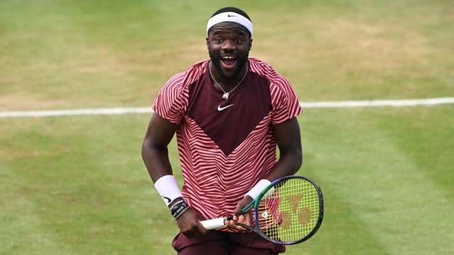 Tennis in Stuttgart: Always up for a joke: the American Frances Tiafoe grinned after a strange rally, although Jan-Lennard Struff made the point.