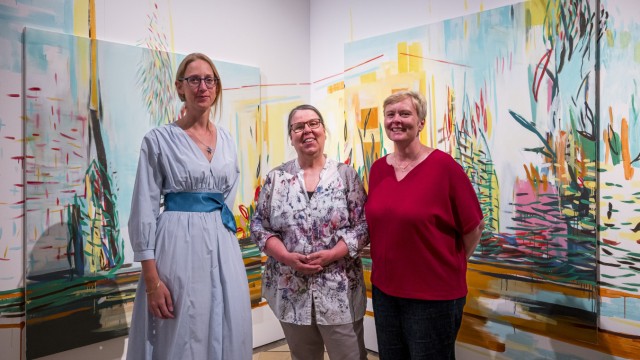 Culture: Carola Marie Schmidt (from left to right), head of the Bamberg Diocesan Museum, Susanne Grimmer and Anne-Kathrin Eisenbarth-Goletz, both speakers in the Department of Women's Pastoral Care and Spirituality, are standing here in front of the work of art "Garden of Magdalena I" by the artist Elke Zauner.