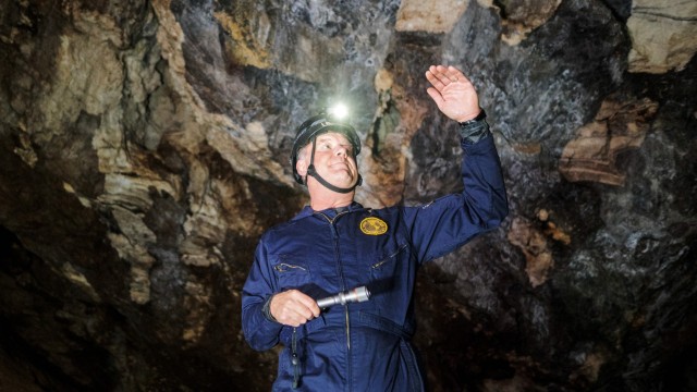 Anthropology: Lee Berger explains his thesis in the Rising Star cave system in South Africa.