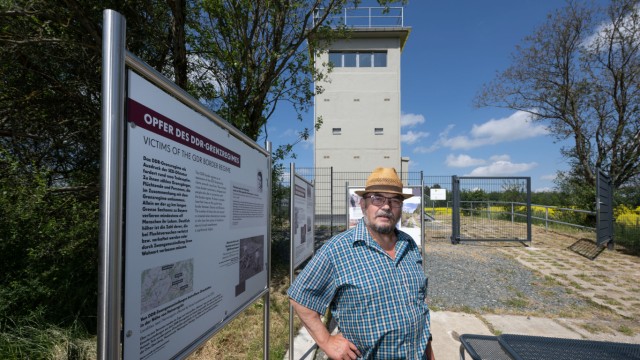 Museum Mödlareuth: Contemporary witness Reiner Thiele stands in front of the last GDR border tower on Saxon soil in Heinersgrün near the Bavarian border.  The 66-year-old lives in what was then a border village, which is below the tower.