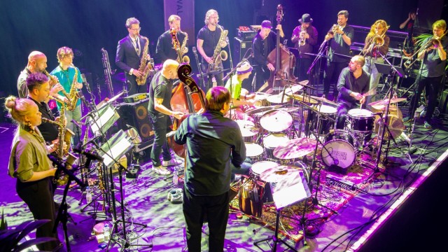 Big band highlights: Three drummers, three double bass players and eleven horn players: Gard Nilssens "Supersonic Orchestra" surprises with the innovative cast.