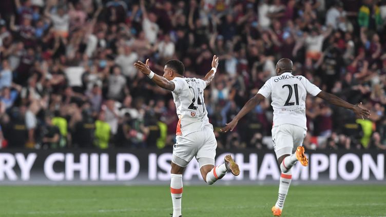 West Ham players Thilo Kehrer and Angelo Ogbonna celebrate their team's victory in the Europa League Conference final against Fiorentina, in Prague, on June 7, 2023. (MICHAL CIZEK / AFP)