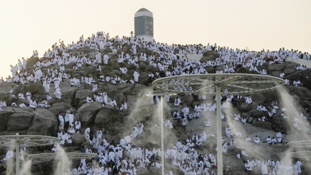 Hajj: At the foot of "mountain of mercy" Mist dispensers were set up to cool the pilgrims.
