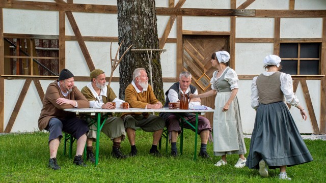 Tipps für Freilufttheater in Bayern: Beim Festspiel Illerbeuren denunziert die Dorfbevölkerung eine Geflüchtete als Hexe.