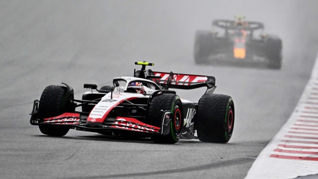 Formula 1 in Austria: Tried to take advantage of the feud between the Red Bull drivers on a wet road: Nico Hülkenber (front) in the Haas.