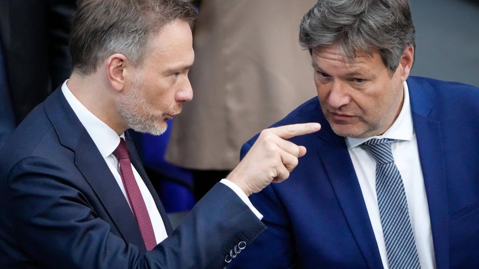 Christian Lindner shows Robert Habeck where to go