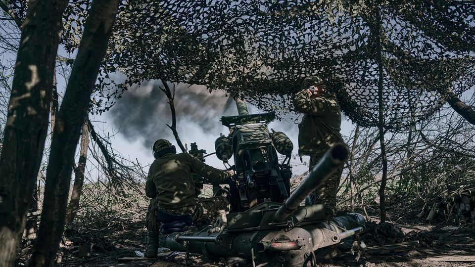 Ukraine, Bakhmut: Ukrainian soldiers fire a cannon at Russian positions on the front line near Bakhmut