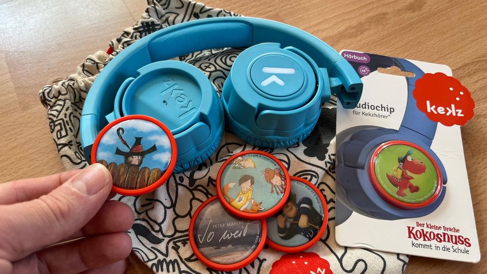 Cookies and four audio chips lie on a collection bag