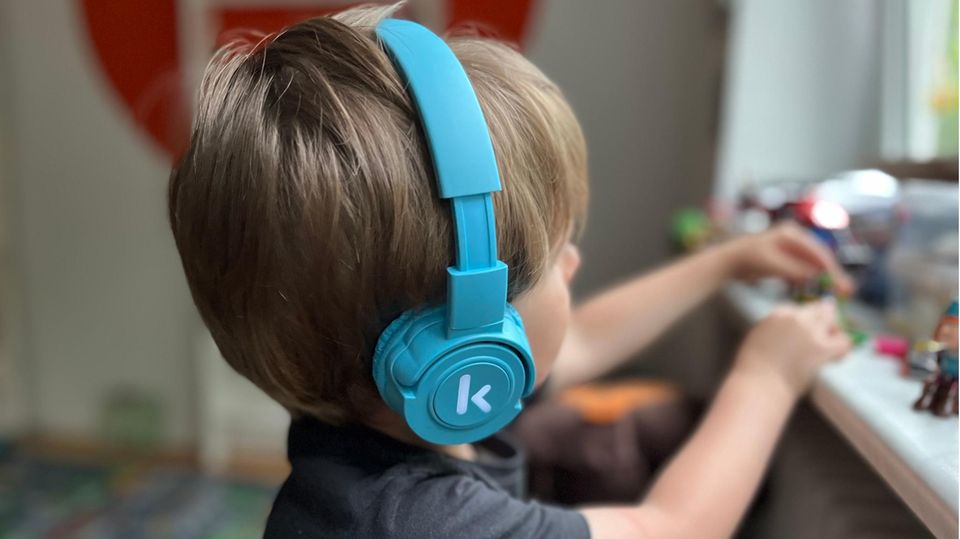 Kekz vs. Toniebox: Child stands in a child's room with headphones