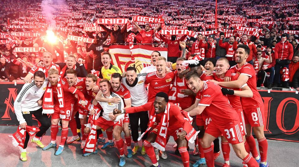 Spieler und Fans feiern den Sieg gegen Hertha BSC