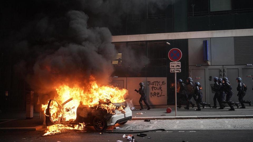 France: Police officers advance against rampaging youths