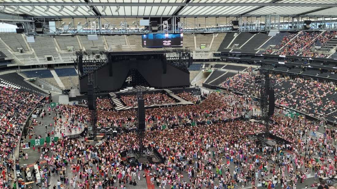 Im Deutsche Bank Park steigt die Aufregung: Kontinuierlich strömen die Fans von Harry Styles ins Stadion.