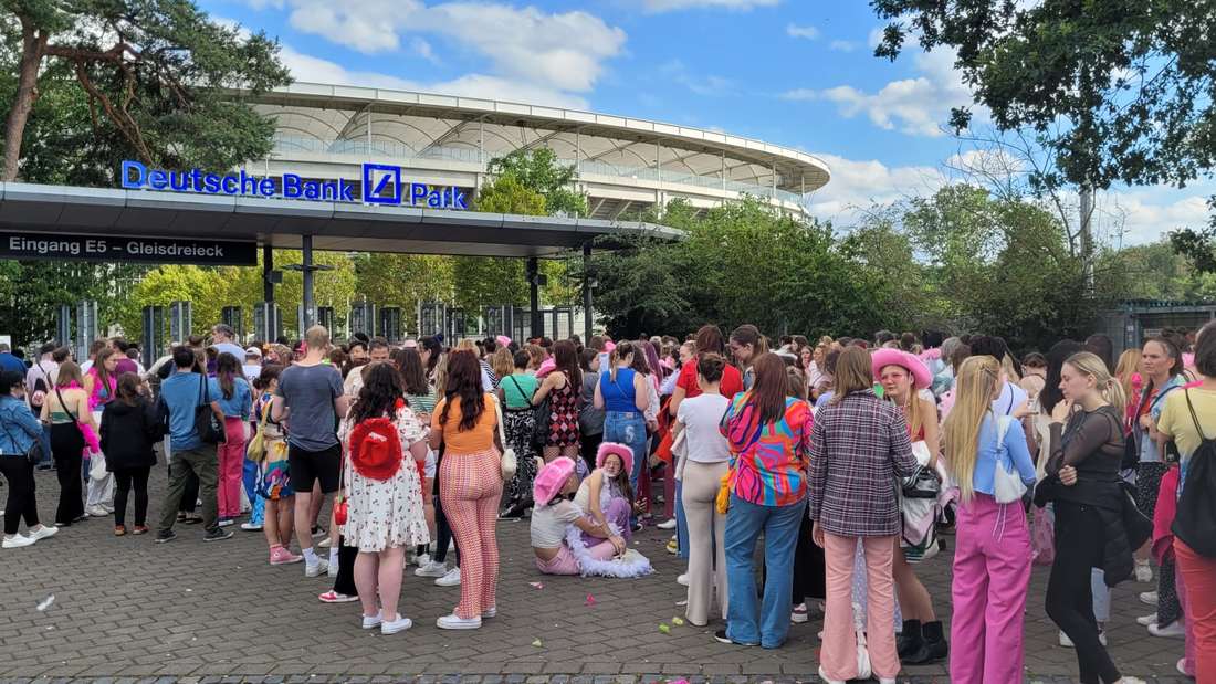 The excitement is building at Deutsche Bank Park: Slowly the official entrance is approaching, fans of Harry Styles are constantly pouring into the stadium.