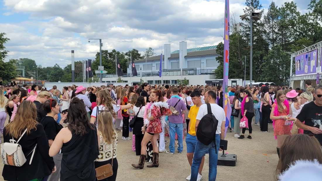 The excitement is building at Deutsche Bank Park: Slowly the official entrance is approaching, fans of Harry Styles are constantly pouring into the stadium.