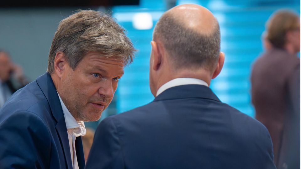 Federal Minister of Economics Robert Habeck and Federal Chancellor Olaf Scholz