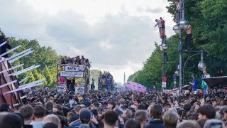 "Under the motto 'Rave the Planet', a parade of techno fans will dance by in July 2022 on Straße des 17. Juni.";  © dpa / Jörg Carstensen