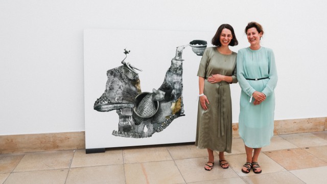 Benefit evening at the Haus der Kunst: The work "Queendom" by Ilit Azoulay was brought in by Ingrid Lohaus (right) and Sofia Sominsky.