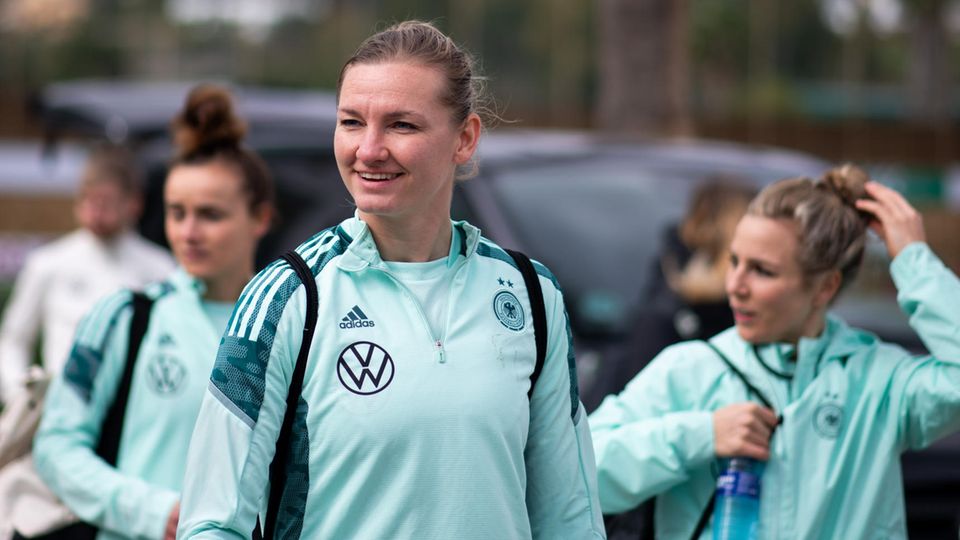 Alexandra Popp in Marbella on her way to the training ground