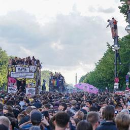 "Under the motto 'Rave the Planet', a parade of techno fans will dance by in July 2022 on Straße des 17. Juni.";  © dpa / Jörg Carstensen