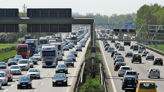 Traffic jam on the Autobahn © dpa Photo: Christian Charisius