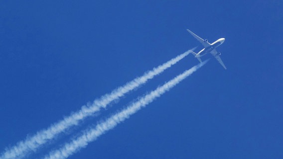 An airplane leaves vapor trails in the sky.  © picture alliance / blickwinkel Photo: A. Hartl