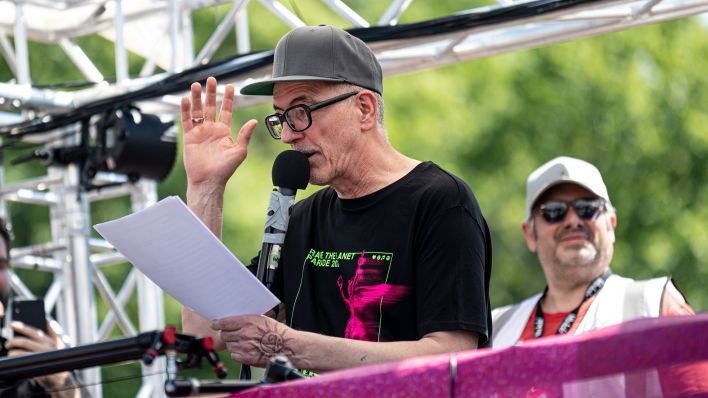 Dj Motte speaks on the "Rave the planet"-Techno parade on the 17 June street.  (Source: dpa/F. Sommer)
