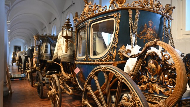 Nymphenburg Castle: "Carriage Tetris" in the wagon hall of the Marstallmuseum.