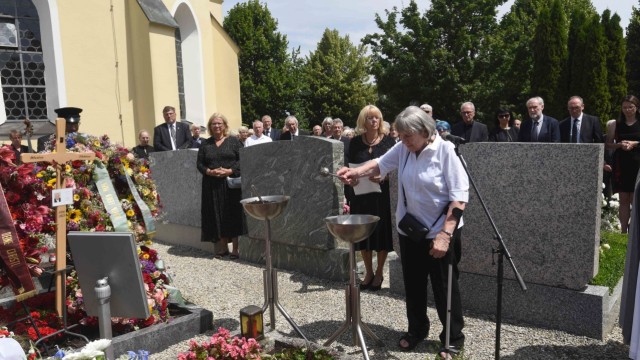 Burial of Blasius Thätter: After his wife Christl Thätter had to carry her son to the grave just a year ago, she now also has to say goodbye to her beloved husband.