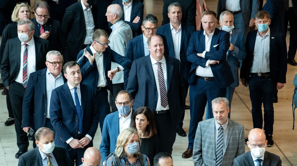 July 2020: Helge Braun (M., CDU), Head of the Federal Chancellery, and Paul Ziemiak, CDU General Secretary, are standing in front of the plenary hall together with numerous other members of the Bundestag during the mutton jump