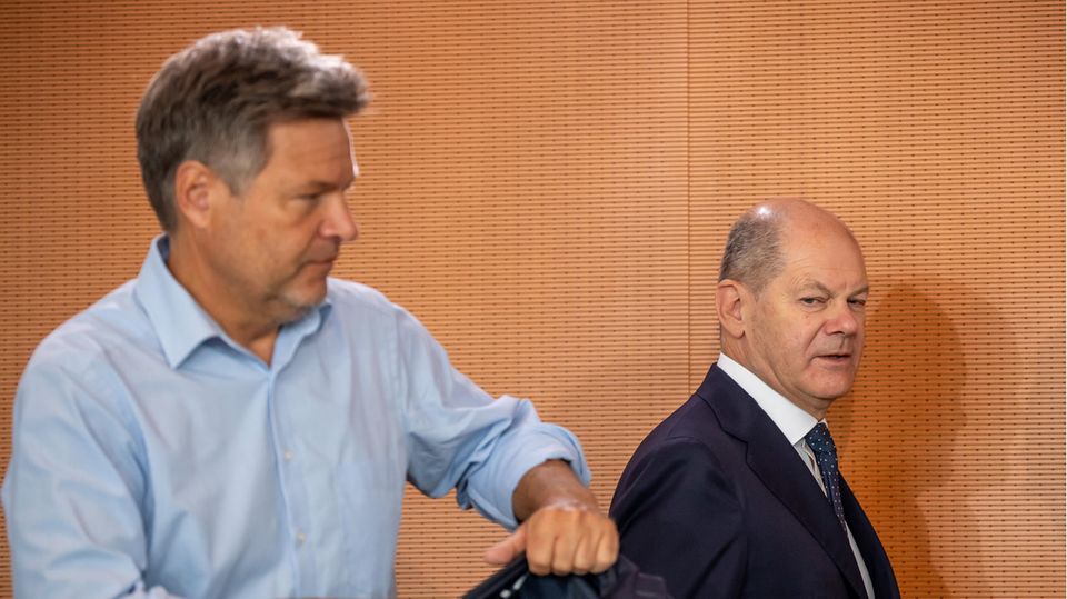Federal Minister of Economics Robert Habeck (Bündnis 90/Die Grünen) and Federal Chancellor Olaf Scholz (SPD)
