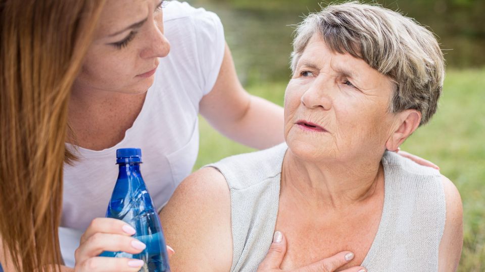 Hitze: Eine ältere Frau hat Kreislaufbeschwerden