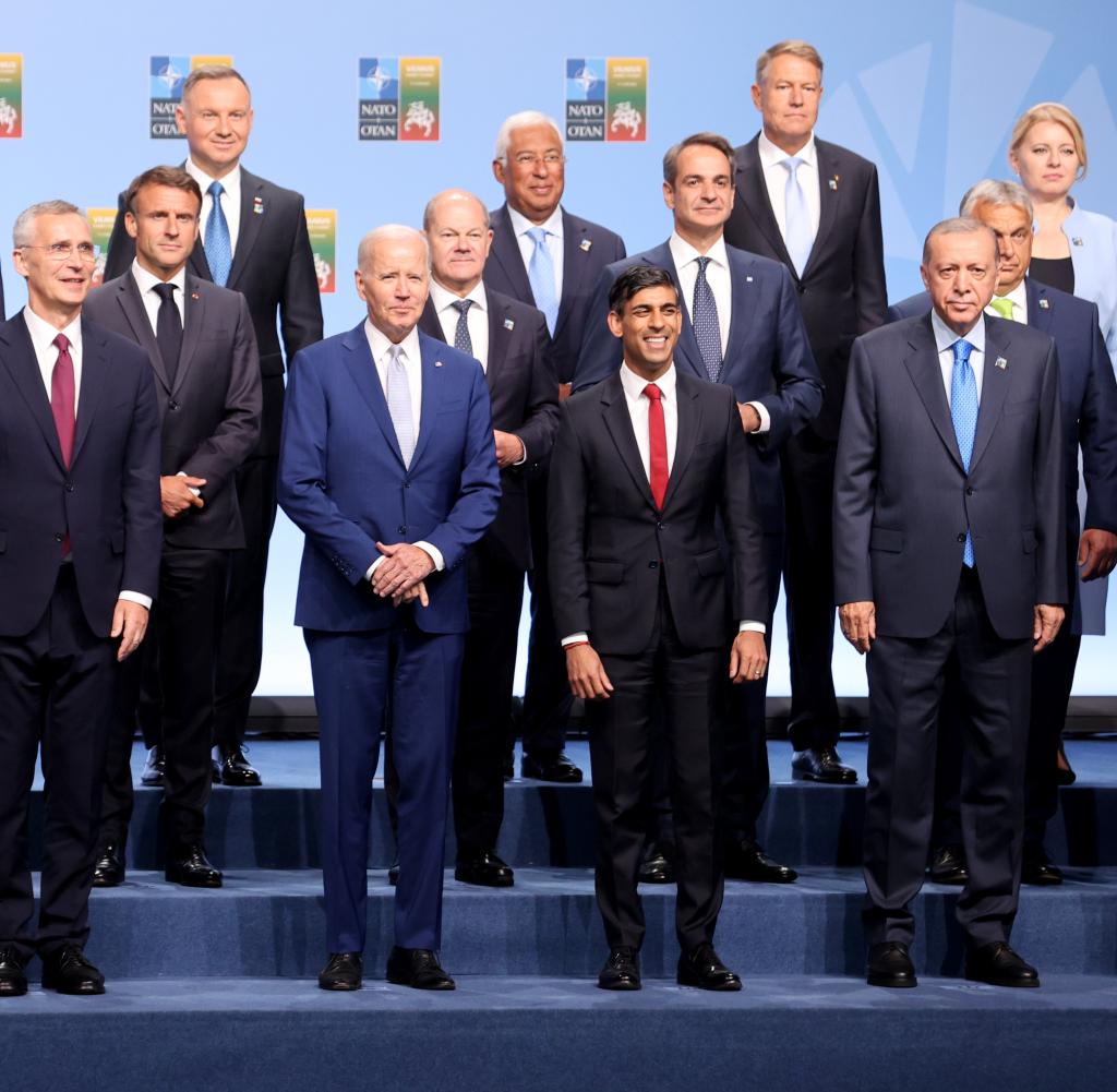 Gruppenbild mit zwei Damen: Die Staats- und Regierungschefs beim Nato-Gipfel in Vilnius
