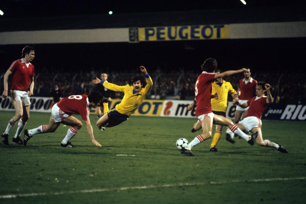 (Bernard Genghini collapsing in the area of ​​AZ Alkmaar during the semi-final first leg of the UEFA Cup, April 8, 1981. / L'Équipe)
