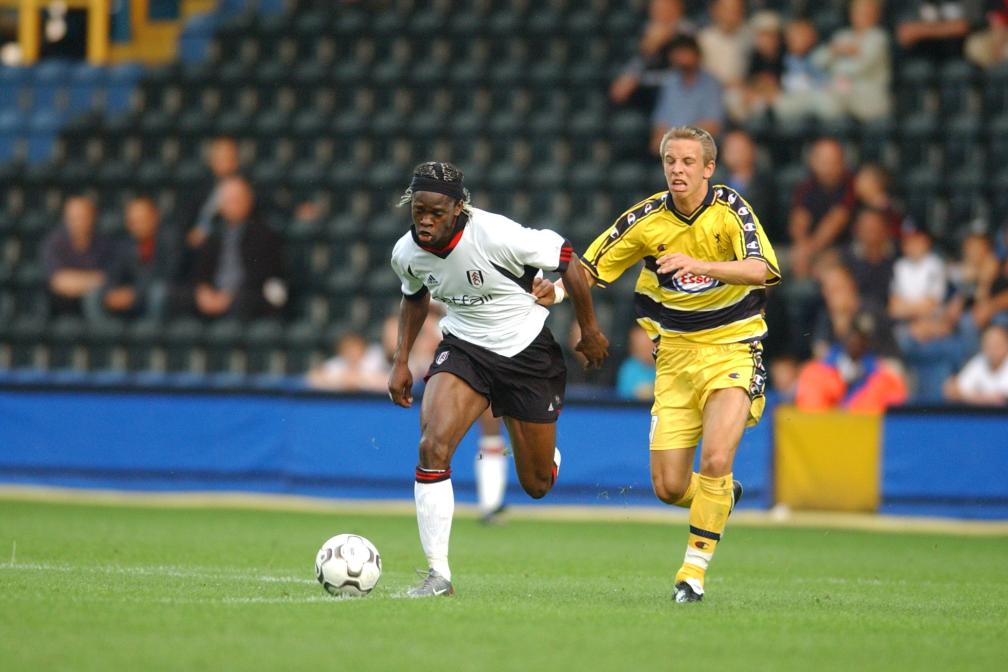 (Duel between Benoît Pedretti and Louis Saha in the first leg of the Intertoto Cup semi-final between Sochaux and Fulham, July 31, 2002. /Martin / L'Équipe)