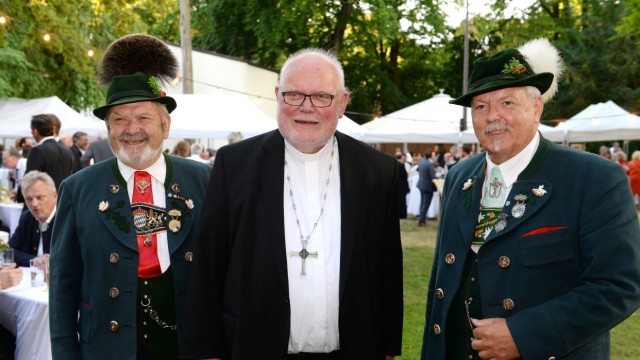 Scenario: "There is a hope that is indestructible." Cardinal Reinhard Marx next to Max Bertl (left) and Günter Frey from the Trachtenverband.