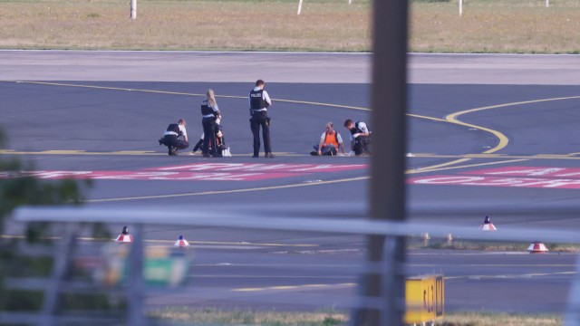 "last generation": Police forces tried activist group members "last generation" to detach from the tarmac at Düsseldorf Airport.